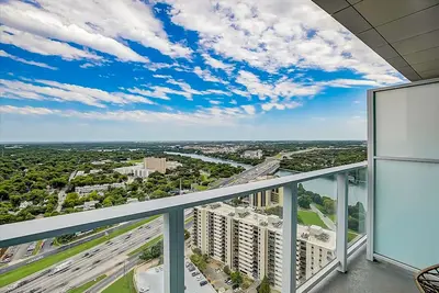 Image de Top floor Historic Rainey St condo with balcony, rooftop pool & gym