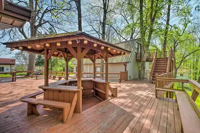 Image de Stunning 2-Building Rental - Walk to Marina!