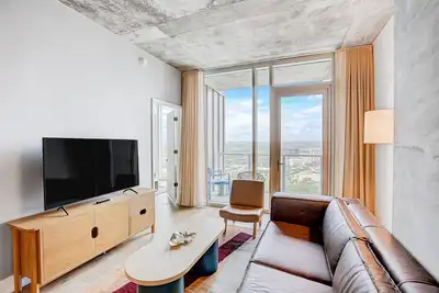 Image de 30th-floor Historic Rainey St condo with lakeview balcony - dog-friendly