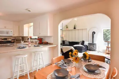 Image de Bright & Open Central A/C Dog Friendly!