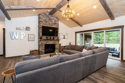 Image de The Retreat-Brand New 5 Bedroom Custom Home-Mt. Rainier - Hot Tub