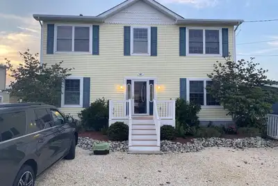 Image de Lagoon front for large family, minutes from beach! Dog friendly. No prom rentals.