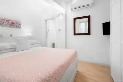 Image de Le Wine Apartments Florence Masseto propose un hébergement à Florence, situé au rez-de-chaussée, à 90 mètres du Ponte Vecchio et à 200 mètres de la Galerie des Offices. L'établissement se trouve à 300 mètres du palais Pitti et à 400 mètres d