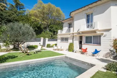 Image de Maison et piscine chauffée 5min à pied du centre!