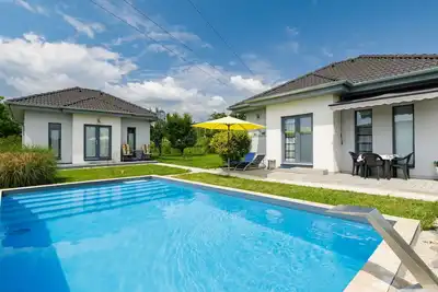 Image de Merveilleuse maison de vacances privée avec piscine privée, terrasse, animaux admis et parking