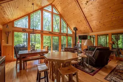 Image de Cozy Lakefront Chalet: Where Memories Are Made