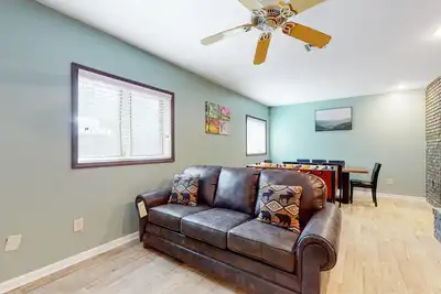 Image de Inviting home with foosball table & on-site tennis + free attraction tickets