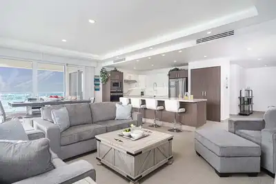 Image de Family Paradise! 3 bedroom Corner Condominium Beach Front Encantame C-701