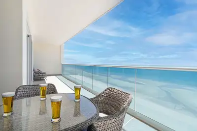 Image de Spectacular 2 bedroom 2bathroom Beach Front Condominium at Encantame C1002