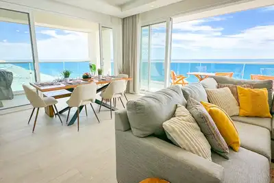 Image de Stunning 2 bedroom Corner Beach Front Condominium Encantame C-1105