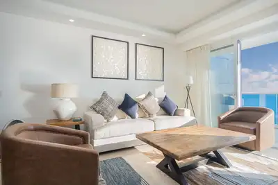 Image de Sandy Paws 2 bedroom 2 bath Ocean Front Encantame Towers C1604