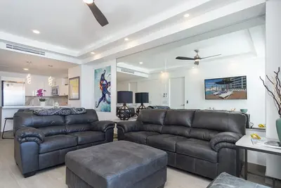 Image de Lavish 1 bedroom Beach Front Condominium Encantame C-1603