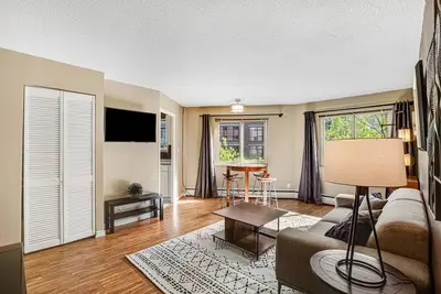 Downtown condo with WiFi, partial Ac, balcony