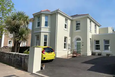 Image de Stunning, newly refitted apartment is a quiet location perfect for exploring all that The English Ri