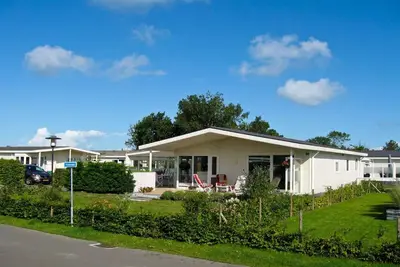 Image de Joli chalet avec plage à 600 m.