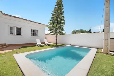 Image de Maison \"Casa Abedul Sancti Petri\", avec piscine, jardin et Wi-Fi