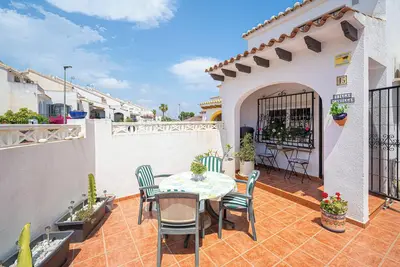 Image de Maison \"Casa Camila\", avec piscine partagée, terrasse privée, climatisation et Wi-Fi.