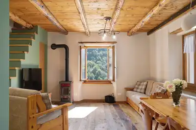 Image de Appartement \"Bellavista\" avec vue sur les montagnes et jardin.
