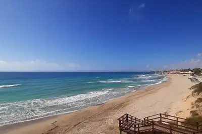 Image de Maison de vacances et maison de ville en bord de mer avec vue sur la mer, piscine partagée et Wi-Fi
