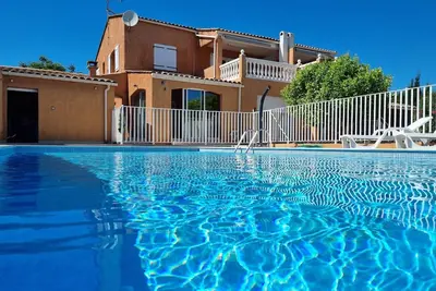 Image de Location saisonnière de gîtes climatisés, piscine