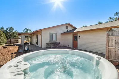 Image de Discover the serene Sedona Roadrunner, a 2br getaway with stunning red rock views.