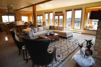 Image de Escape to Your Family Retreat: Outdoor Adventures & Hot Tub Await!