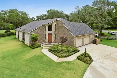 Image de Amazing modern home on the 14th hole of the Pines golf course in Diamondhead Ms!
