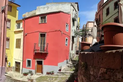 Image de Characteristic little house in the historic center at the foot of the Malaspina castle