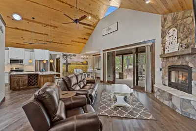 Image de Secluded Flagstaff Cabin Getaway and Guesthouse (Sleeps 20)