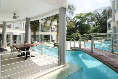 Image de Elegant condo with private pool, Ac, lanai with resort pool view - walk to beach