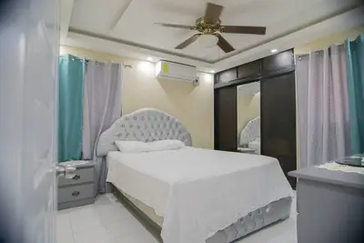 Image de Family-sized house. Peaceful place