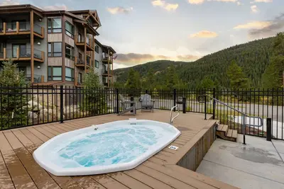 Brand New\/Gorgeous Mountain Views\/Shared Hot Tub\/Steps to Keystone Lake!
