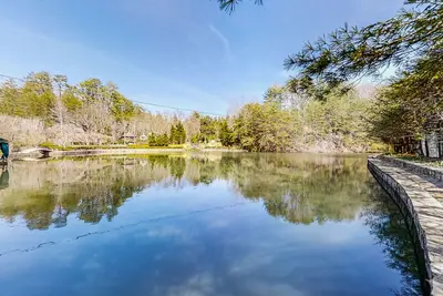 Image de Grand home on lake w/ hot tub, pool table, grill, free attraction tickets, pool