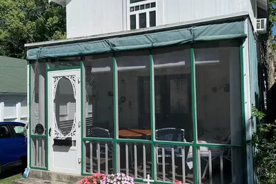 Image de Historic Lakeside cottage close to downtown.