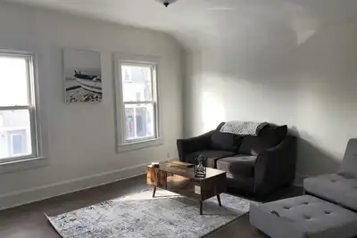 Image de Historic downtown upper loft. 6 blocks to the beach 🌊