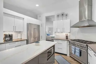 Image de New heated pool with hot tub, free 6 seater golf cart, 4 minute walk to beach