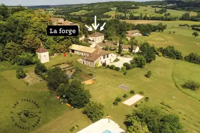 Image de \"La Forge\" maison typique quercynoise avec vue sur les collines
