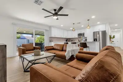 Image de No Cleaning Fee! Complete Remodel! 4-Bdr home with King bed, hot tub & golf!