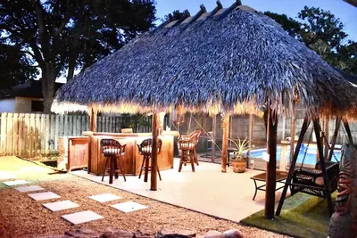 Image de Updated & spacious house with a Tiki & heated pool