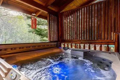 Image de 🐻Creek Front 🍁Cabin🧨HotTub🎉GameRoom🦃5mi-Pf📍