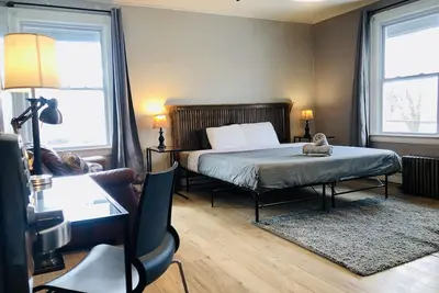 Cozy King: Bath & Kitchenette, Fast Wifi & Office