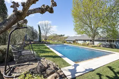 Image de 10 min to Healdsburg - Modern Farmhouse with Pool, Spa & Views