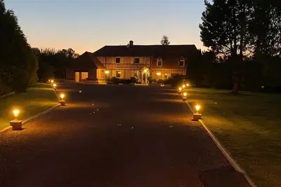 Image de Luxury norman house 20 min from the beach, private pool/tennis/basketball/piano!