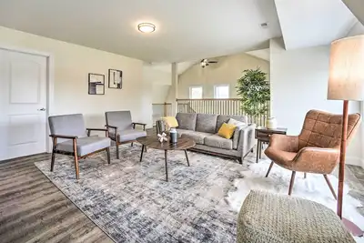 Image de Modern-Chic Athens Home - Fish, Ski & Swim!