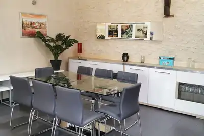 Image de Belle maison de plein pied, piscine chauffée, gd jardin avec jeux enf, 2 sdb,