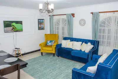 Image de Modern, beautifully furnished 3 bedroom house, just 10 minutes from the airport!