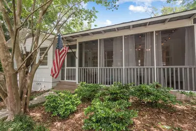 Image de “Meet Me in Fairhope”-Walk to bay and beach in the heart of Fairhope!
