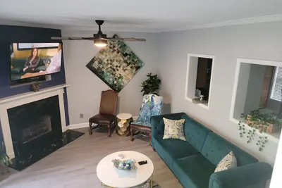 Image de Newly remodeled 2 Br condo minutes to the airport and uptown