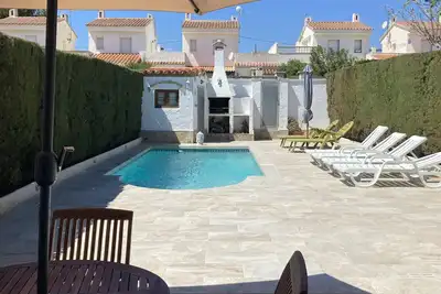 Image de Belle maison confortable et agréable avec jardin et piscine privée