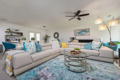 Luxurious Home in Upscale Neighborhood. Ev Charger. Furnished backyard patio.
